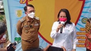 Menteri Pemberdayaan Perempuan dan Perlindungan Anak Bintang Puspayoga didampingi Pj Bupati Bekasi, Dani Ramdan usai menghadiri vaksinasi bagi anak usia 12- 17 tahun di Kelurahan Kebalen, Kecamatan Babelan Selasa (03/08).