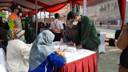 Gerai vaksinasi di Stasiun Cikarang, Senin (02/08).