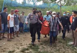 Proses evakuasi jenzaha korban tenggelam di Sungai Citarum, Senin (23/08).