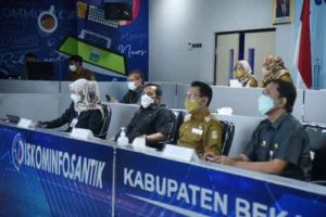 Pj. Bupati Bekasi, Dani Ramdan, saat memimpin Rapat Evaluasi Pelaksanaan Uji Coba Perusahaan Industri Sektor Esensial Beroperasi Penuh, di Command Center, Diskominfosantik, Selasa (24/08). Rapat tersebut diikuti oleh 124 perusahaan di kawasan industri yang berada di Kabupaten Bekasi secara virtual.