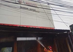 Petugas Damkar Kabupaten Bekasi saat melakukan pendinginan di lokasi kebakaran,, Minggu (15/08).