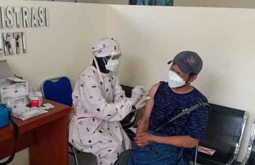 Pelaksanaan vaksinasi dosis 1 vaksin jenis Moderna di Desa Jayamukti, Kecamatan Cikarang Pusat, Jum'at (20/08).