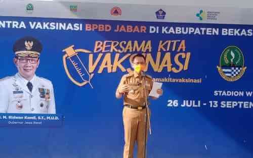 Pj Bupati Bekasi Dani Ramdan saat menutup Sentra Vaksinasi BPBD Jawa Barat di Stadion Wibawa Mukti, Senin (13/09).