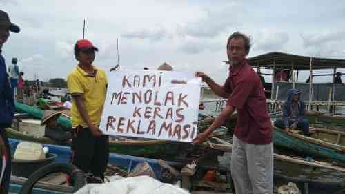 Aksi unjuk rasa sebagai bentuk penolakan kegiatan reklamasi oleh para nelayan nelayan di Desa Pantai Makmur, Kecamatan Tarumajaya, Senin (13/09).