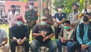 Hasan, paman yang juga merupakan orang tua asuh Exel (tengah) dengan disampingi Kepala Dinas Sosial Kabupaten Bekasi Endin Samsudin (kanan) dan aparatur desa setempat saat menyampaikan klarifikasi terkait informasi yang beredar terkait Exel.