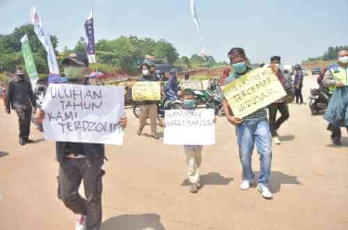 Aksi damai oleh sejumlah warga disela-sela kunjungan Pj Bupati Bekasi ke TPAS Burangkeng dalam rangka menghadiri acara kegiatan vaksin yang dilakukan oleh HIPMI , Kamis (30/09).