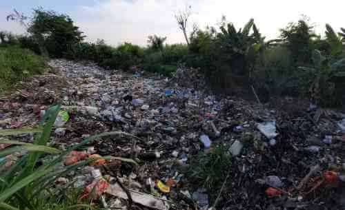 Hamparan sampah yang menyumbat saluran irigasi di Desa Satri Mekar, Kecamatan Tambun Utara., Rabu (01/09).