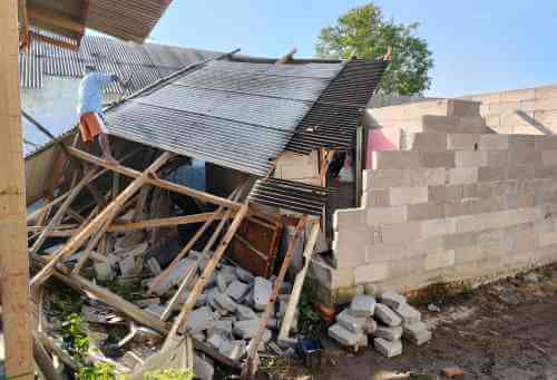 Salah seorang korban putting beliung, Nikin (48) saat mengambil sisa material rumahnya yang ambruk imbas diterjang angin puting beliung, Kamis (09/09).