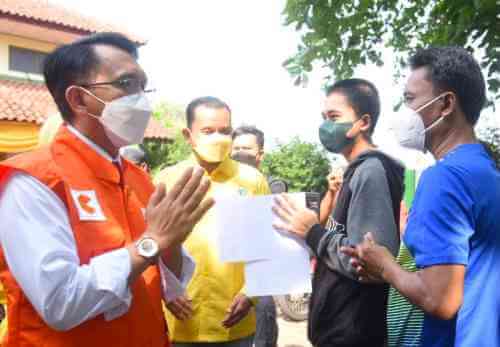 Pj. Bupati Bekasi, Dani Ramdan, saat meninjau kegiatan vaksinasi yang digelar oleh Fraksi Partai Golkar DPRD Kabupaten Bekasi, di Gedung PGRI, Tambun Selatan, Minggu (19/09).