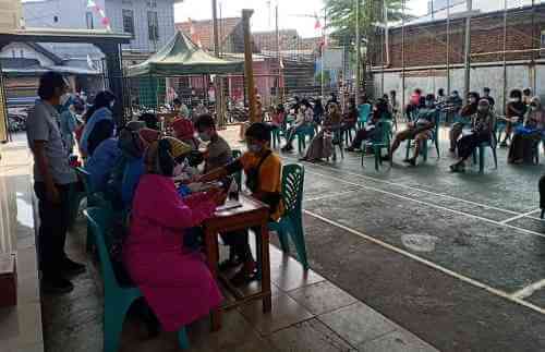 Vaksinasi warga RT 05/07 Desa Jayamukti, Kecamatan Cikarang Pusat, Sabtu (11/09).