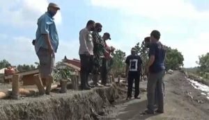 Kondisi tanggul darurat yang amblas di Kp. Babakan Banten, Desa Sumberurip, Kecamatan Pebayuran.