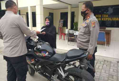 Proses serah terima motor dari pihak kepolisian kepada warrga setelah melalui proses pengecekan surat dan kelengkapan motor.