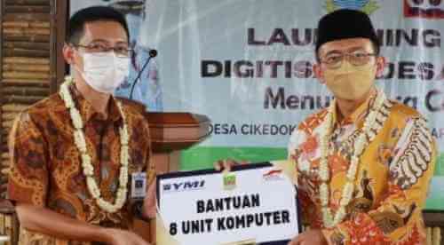 Perwakilan dari PT YMI saat memberikan bantuan 8 unit komputer, serta pelatihan pendampingan progam Digitisasi Menuju Desa Cakap Digital bagi masyarakat desa. Cikedokan melalui Pj Bupati Bekasi, Dani Ramdan, Kamis (07/10).