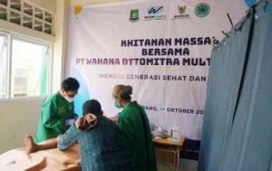 Program khitanan massal kerjasama WOM Finance dan Baznas di di Pondok Pesantren Barokah Ilmu, Marunda, Kecamatan Tarumajaya pada Minggu (17/10).