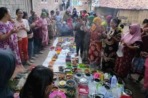 Warga Desa Jayamulya, Kecamatan Serang Baru saat menggelar tradisi 'Sidekah Kupat Rebo Kasan ' pada Rabu (06/10) | Foto: Manta S