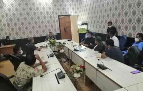 Sejumlah warga yang tergabung dalam Forum Masyarakat Delta Mas mendatangi Kantor DPRD Kabupaten Bekasi, Senin (25/10).