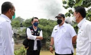 Pj Bupati Bekasi, Dani Ramdan saat meninjau lokasi Jembatan Cibeet di Kampung Rantopanjang Desa Bojongmangu, Rabu (13/10).