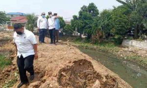 Sekdes Sukadami Abeng Arif dan Camat Cikarang Selatan saat monitoring proses normalisasi Kali Cikadu.