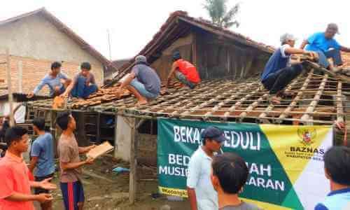 Perbaikan rumah bagi warga korban bencana kebakaran oleh Baznas Kabupaten Bekasi melalui program Bekasi Peduli