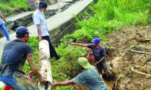 Proses perbaikan pipa PDAM yang rusak imbas dari amblasnya Jalan Raya Kodam, Kamis (11/11).