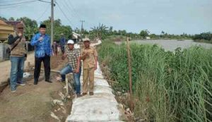 Camat Muaragembong Lukman Hakim memonitoring pelaksanaan pekerjaan perbaikan tanggul kritis oleh tim BBWS Citarum dibantu warga setempat pada Senin (29/11).