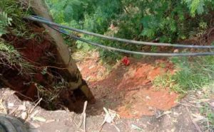 Kondisi sisi timur jembatan cipamingkis yang amblas.