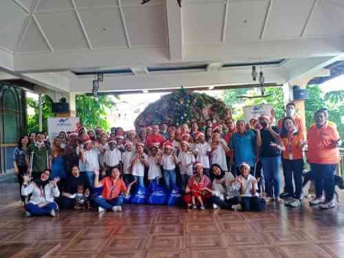 PT Wahana Ottomitra Multiartha Tbk (WOM Finance) Kantor Cabang Bekasi berbagi kasih bersama anak disabilitas menyambut Natal Tahun 2021 di Yayasan Sinar Pelangi