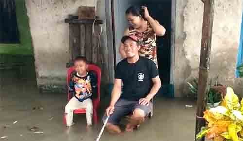 Warga Kp. Teluk Garut, RT 004 RW 002 Desa Setiajaya, Kecamatan Cabangbungin memilih bertahan di rumahnya masing-masing ditengah terjangan banjir, Selasa (18/01).