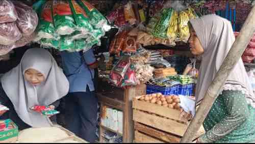 Sejumlah calon pembeli saat menyambangi toko sembako untuk membeli minyak goreng kemasan di Pasar Cikarang, Senin (31/01).