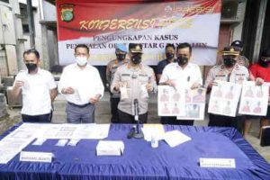 Kapolres Metro Bekasi, Kombes Gidion Arif Setiawan didampingi anggota Komisi III DPR RI Obon Tabroni saat memimpin gelar perkara kasus peredaran obat keras ilegal di Kabupaten Bekasi, Rabu (26/01).