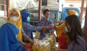 Oeprasi Pasar Murah (OPM) pertama yang digelar di Kecamatan Babelan pada Senin (17/01) kemarin, sebanyak 7.200 liter minyak goreng habis terjual ke masyarakat.