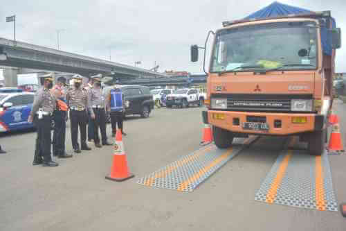 Penertiban angkutan barang yang melebihi dimensi dan muatan (over dimension dan overload/ODOL) di ruas Tol Jakarta Cikampek, tepatnya di eks Gerbang Tol Cikarang Utama, Desa Wangun Harja, Kecamatan Cikarang Utara.