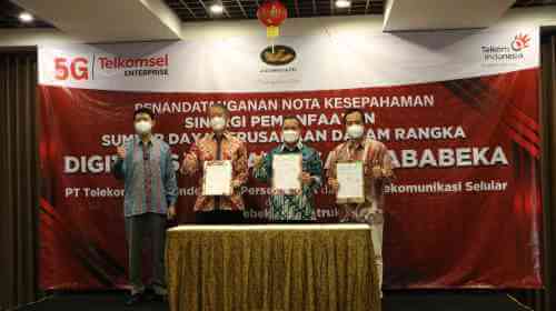 Penandatanganan Nota Kesepahaman (MoU) antara PT Telkom, PT Telkomsel dan PT Jababeka Infrsatruktur dalam acara bertajuk "Sinergi Pemanfaatan Sumber Daya Perusahaan Dalam Rangka Digitalisasi Kawasan Jababeka" di Jababeka Golf & Country Club – Cikarang pada Kamis (10/02).