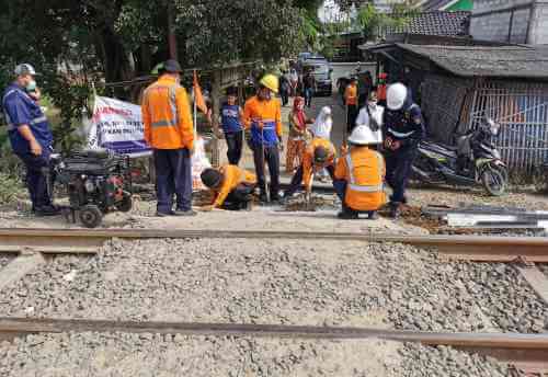 PT. KAI Daop 1 Jakarta menutup 4 perlintasan liar yang rawan terjadi kecelakaan. Salah satu perlintasan liar yang ditutup adalah KM 52+2/3 antara Stasiun Lemahabang-Kedunggedeh.