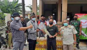 Bantuan berupa mobil ambulance diserahkan secara simbolis oleh perwakilan dari PT SGMW Motor Indonesia dan Direktur PT Harrosa Darma Nusantara Hartono kepada Kepala Desa Sukamahi, Ada Andri, Sabtu (12/02).