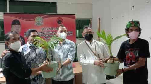 Salah satu pelaku UMKM Bonsai Kelapa menyerahkan simbolik produknya kepada anggota DPRD Nyumarno untuk kemudian dibuatkan badan hukum Koperasi Bonsai Pohon Kelapa Muaragembong.