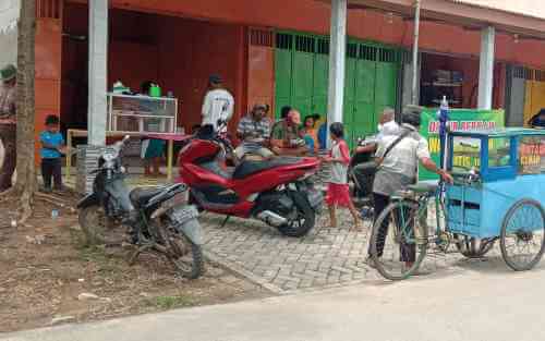 ‘Dapur Berkah’ yang berada di Jl. Kampung Rawa Keladi, Desa Sukaindah, Kecamatan Sukakarya. Di warung ini semua orang boleh makan sepuasnya tanpa bayar alias gratis!