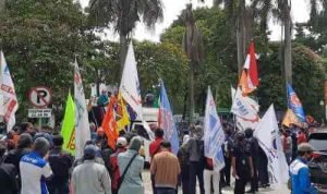 Ratusan buruh yang tergabung dalam Aliansi Buruh Bekasi Melawan melakukan aksi unjuk rasa menolak aturan Permenaker Nomor 2 Tahun 2022 tentang Tata Cara dan Persyaratan Pembayaran Manfaat Jaminan Hari Tua (JHT) di Kantor BPJAMSOSTEK Bekasi Cikarang, Rabu (23/02)