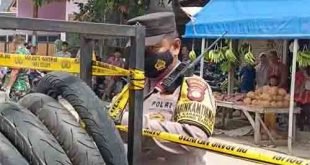 Petugas kepolisian saat memasang police line di bengkel tempat ditemukannya GTPM (26) meninggal dunia.