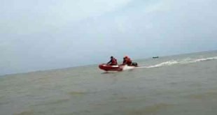 Pencarian Kasim (51) nelayan yang dikabarkan hilang di perairan Muaragembong oleh Tim SAR Gabungan, Jum'at (18/03).