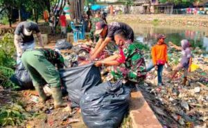 Sejumlah prajurit TNI dikerahkan untuk bergotong royong membersihkan tumpukan sampah di Kali Bancong, Kecamatan Sukatani.