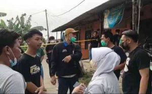 saksi sekaligus tunangan korban, ACF (21) saat dimintai keterangan di lokasi kejadian, Selasa (22/03).