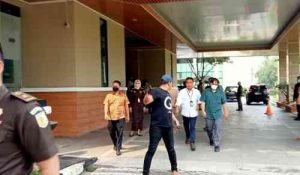 Petugas dari Kejaksaan Negeri Kabupaten Bekasi saat mengamankankan dua orang oknum aparatur sipil negara (ASN) berinsisial MP dan F di Gedung Bupati - Komplek Perkantoran Pemkab Bekasi. Kedua pria yang berprofesi sebagai auditor dari salah satu lembaga penyelenggara negara di Jawa Barat itu diamankan karena diduga melakukan tindak pidana pemerasan.