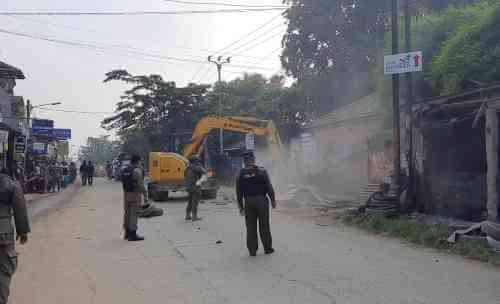 Satu unit alat berat dikerahkan untuk menertibkan bangunan liar yang berdiri di sepanjang Jalan Bosih Raya, Kamis (31/03).