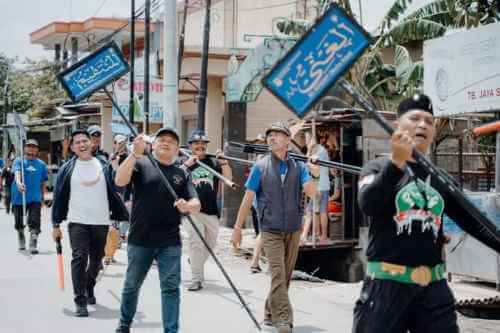 Lurah Bahagia, Khoirul Anwar saat memimpin pemasangan plang Asma'ul Husna di sepanjang jalan Jl. KH. A. Tajuddin, Kp. Ujung Harapan, Kelurahan Bahagia, Kecamatan Babelan pada Minggu 13 Maret 2022 lalu.