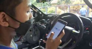 Muhammad Nauval Arra (17) saat mencoba menghidukan mesin mobil dengan aplikasi “Car Contact Voice”