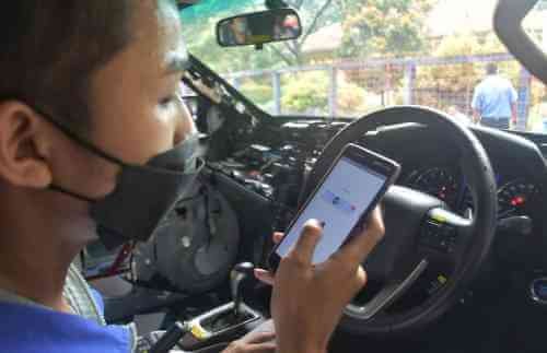 Muhammad Nauval Arra (17) saat mencoba menghidukan mesin mobil dengan aplikasi “Car Contact Voice”