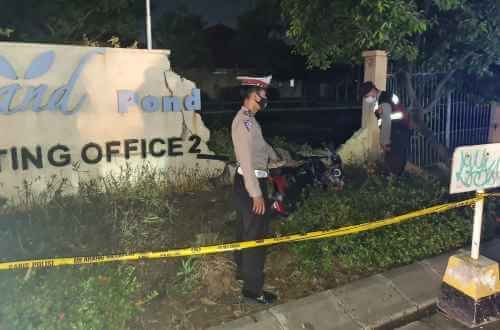 Petugas kepolisian saat melakukan olah TKP dan memasang police line di lokasi kecelakaan, Rabu (09/03) malam.
