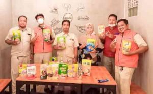 owner lapak Pusat Oleh-oleh Kabupaten Bekasi, Uun Marpuah saat memperkenalkan produk-produk olahan makanan sektor industri rumahan yang dibuat oleh para pelaku UMKM kepada salah satu PUK pabrik di kawasan industri.