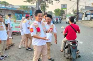 Ketua Pengurus Cabang (PC) Satria Kabupaten Bekasi, Junaedi Ajuk saat memimpin kegiatan pembagian takjil di Jl. Raya Industri, Desa Karangbaru, Kecamatan Cikarang Utara, Minggu (17/04) sore tadi.